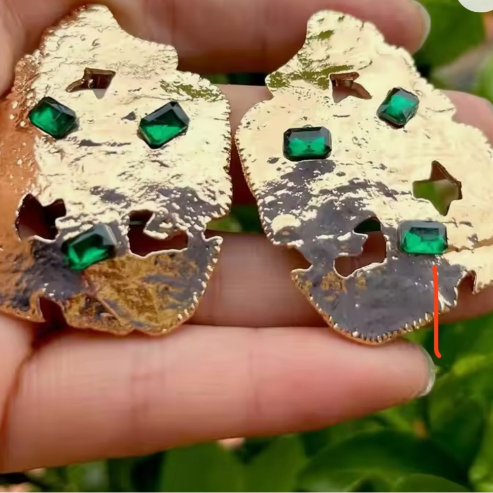Beautiful golden metal and green stones earrings!